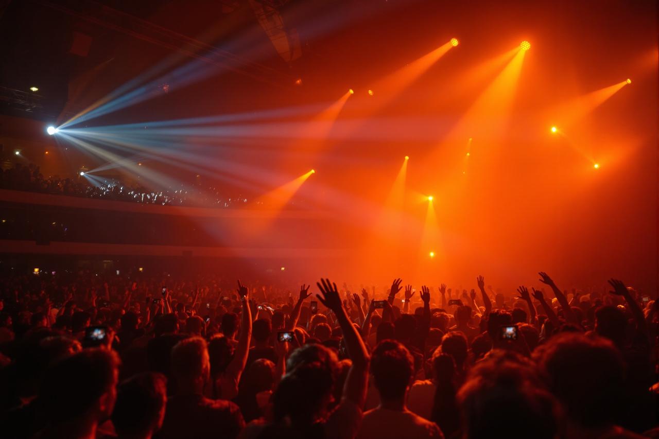 国产18影迷见面会圆满举行，万名粉丝热情参与